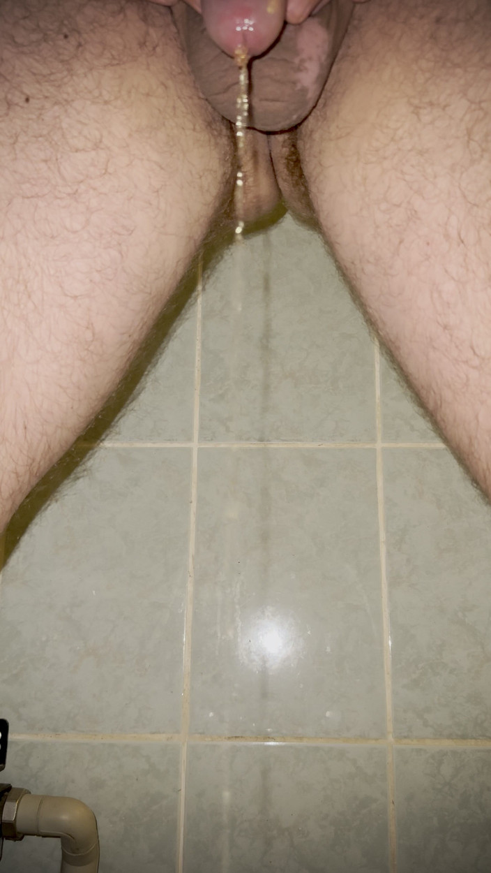 White Ukrainian Dick: Aku kencing di toilet. Dengarkan Suara Ini!