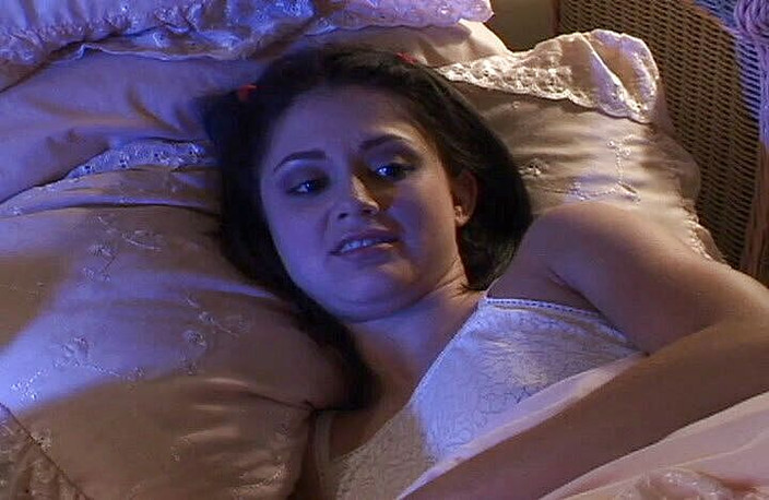 Perfect Porno: 小さな穴を持つ2つのかわいいスリムボディのクラスメートは、お尻で犯されました