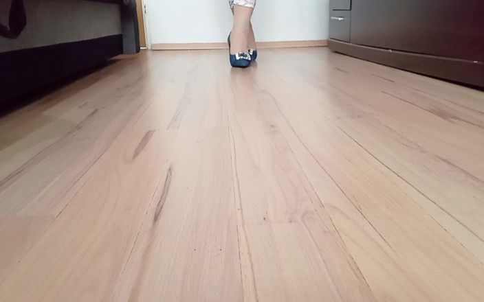 High Heels Kingdom: Travesti seksi mavi kot pantolonla yürüyor tokalı ayak parmaklı yüksek...