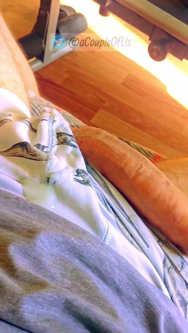 ACoupleOfGuys: 운동 후 내 거대한 절단되지 않은 자지를 쓰다듬어!