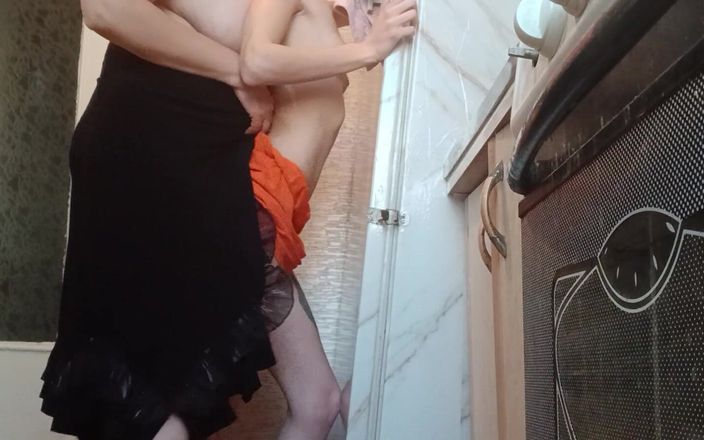 Lesbian-candys: La mia matrigna mi scopa duro in cucina