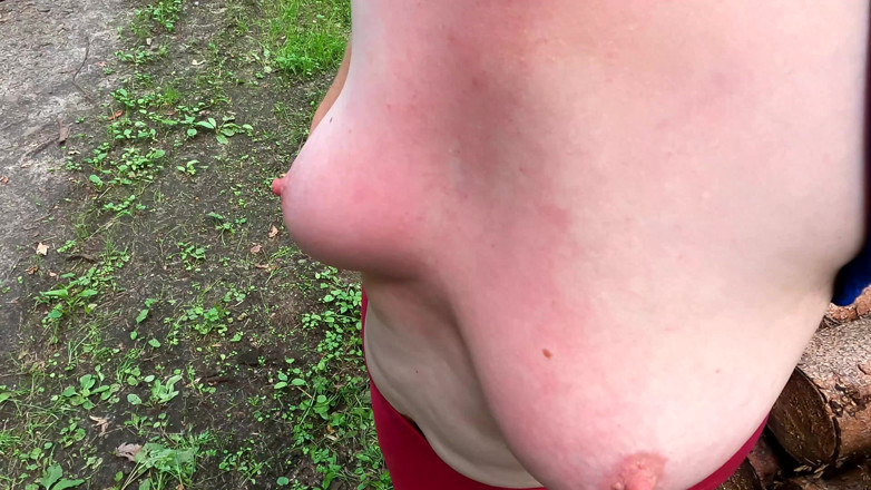Bouncy Tits Action: Întindă-te pe trunchiul de copac cu torsul tău gol