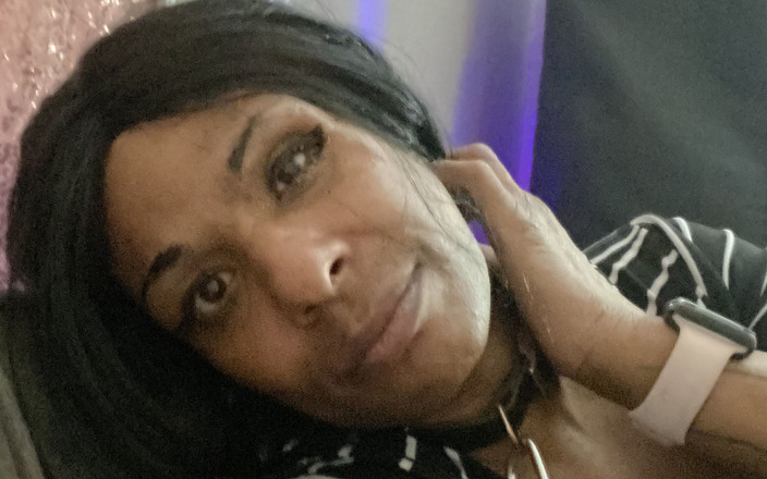 Nikki Thickts: Nikkithickts masturbuje się swoją clitty