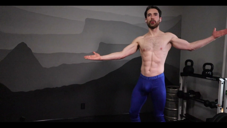 Jay Stroke: Strip-tease et flex après l’entraînement et exhibe-toi puis prends son...