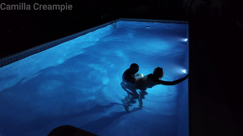 Camilla Creampie: Masa malam berkongkek dan creampie di kolam