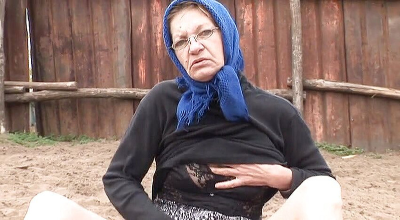 Gilfy Pleasure: Yaramaz olgun fahişe açık havada azgın bir adam tarafından sikiliyor