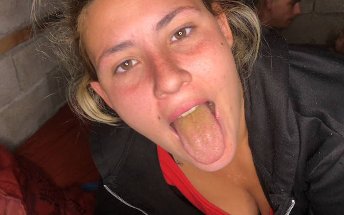 Naomi Simon: Дівчина смокче мій член, тому що