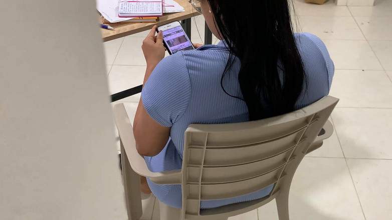 SENSESEX: Atrapo a mi madrastra correrse y ella me dice que...