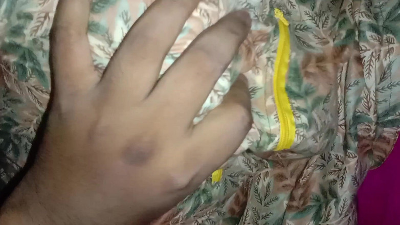 Boneshaker: 印度女郎desy Girl和她的男友狠狠地玩弄她紧致的阴户