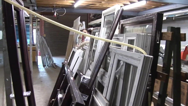 Threesome LTG: ロクサーヌ・コックスは、すべての精液を飲む前に、彼女の口とお尻に硬いチンポを受け入れます