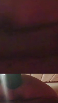 Lelaki muda mengongkek pantatnya dengan dildo besar