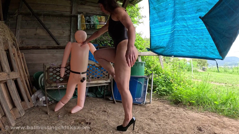 Nude Sportswomen: Trening ballbustingu przez muskularną kobietę - Zwolnione tempo