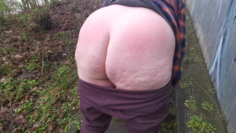 Bouncy Tits Action: Klapsy jej nagi tyłek w lesie