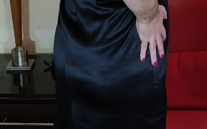 Nottstvslut: 穿着性感黑色缎面的性感电视变装秘书