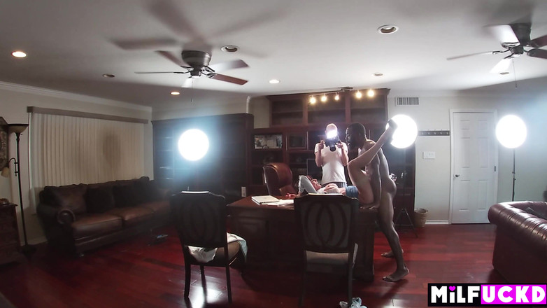 Milfuckd: Eksekutif Syarikat Rekod Memecah Masuk Artis Barunya - Bts