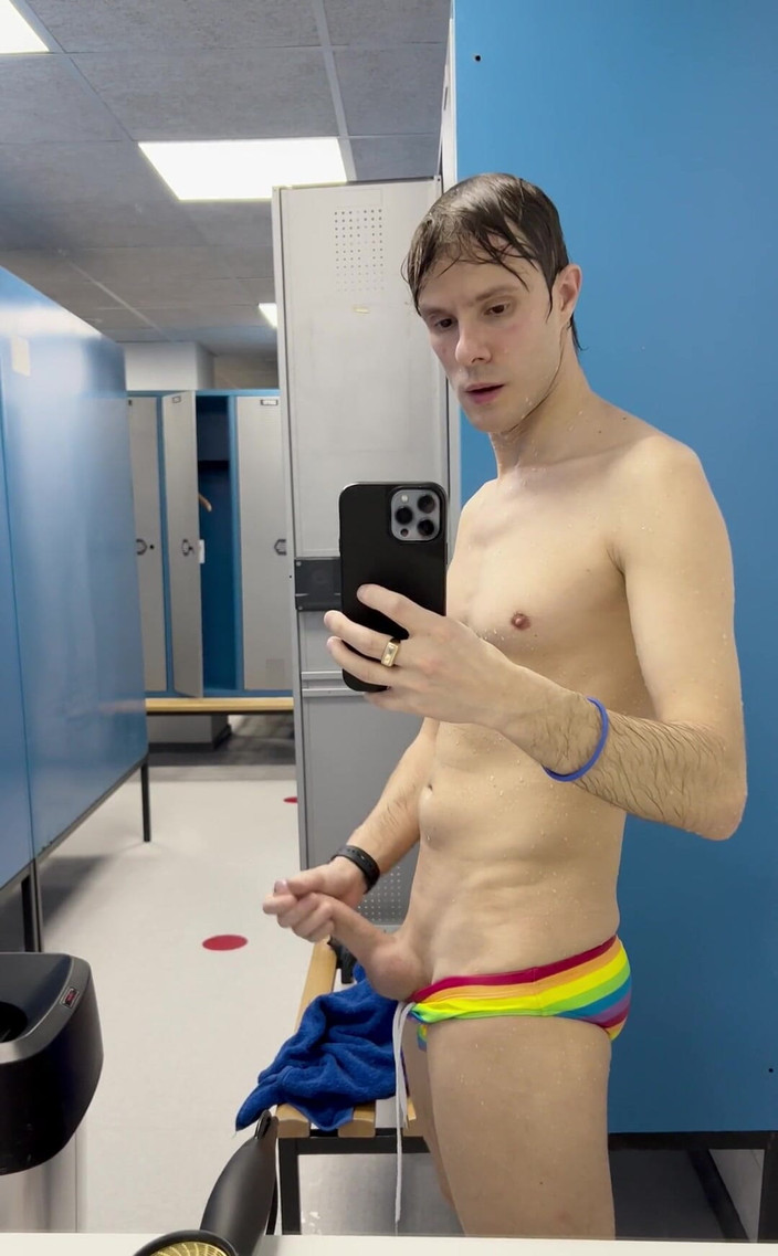 GayDuplo: Việc phải tắm với một con cu trong chiếc speedo...