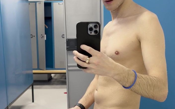 GayDuplo: タイトなSpeedoで勃起したシャワーを浴びなければならないのは、実際にはかなりの偉業です