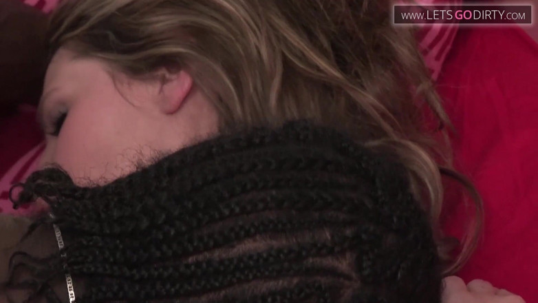 French X: Une fille sexy se tape une énorme bite noire au fond...