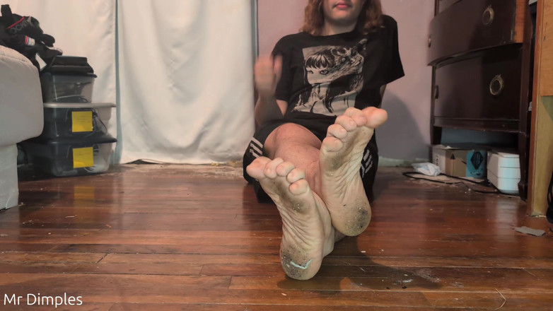 Mr Dimples: Segati il tuo cazzo patetico fino alle mie sporche suole! -...