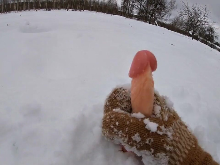 Hera Harding: Cold Handjob in the Alps