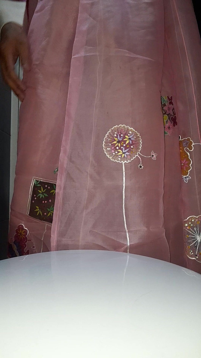 Naomisinka: Crossdresser spust ubrany w koreańskią tradycyjną sukienkę Hanbok