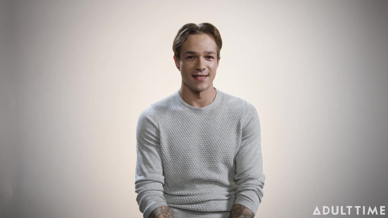 Adult Time Podcast: Jayden Marcos se fait coincer la bite dans une bouteille...