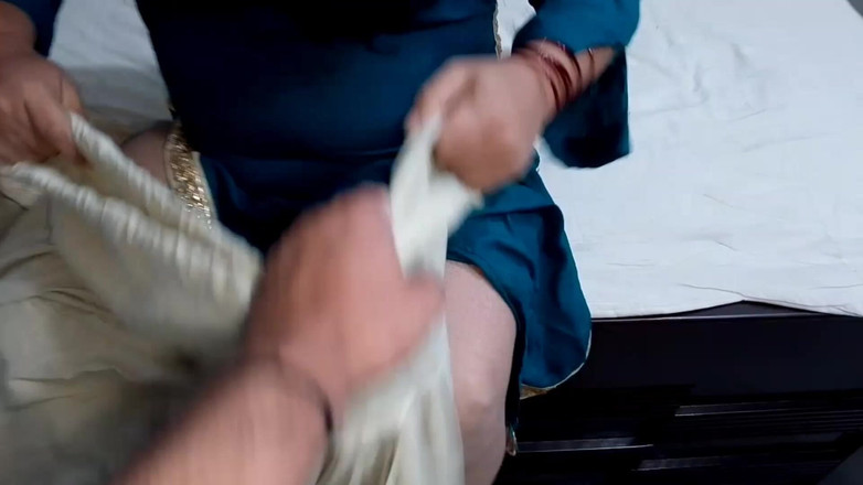 QueenbeautyQB: 继妹在继兄面前换衣服