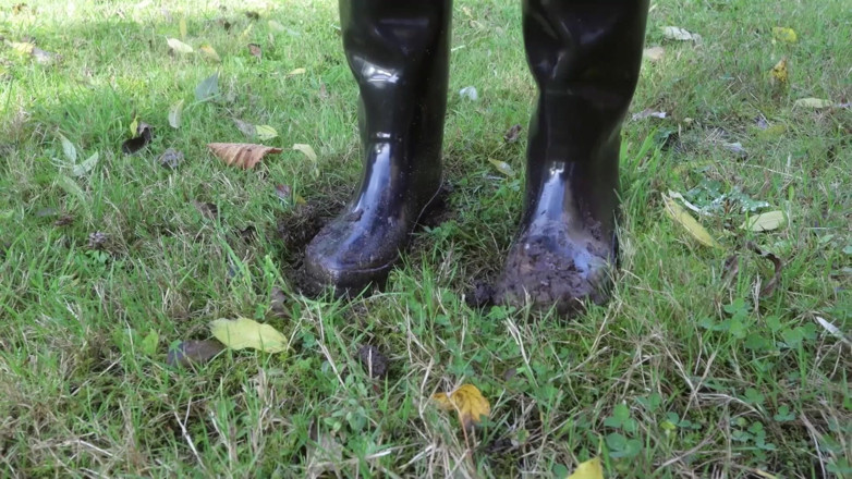 Domestic femdom: Usando Um Estranho Para Limpar Suas Botas Lamacentas
