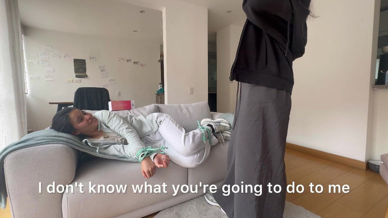 scarlettandc: Moje sousedka mě sváže a trestá svou hračkou