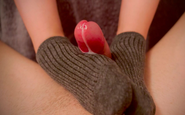 Laura Weiss: 让他射在我毛茸茸的灰色袜子上