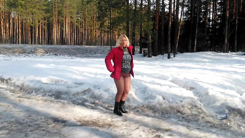 Lady Rose pee pee: Golden Rain 73~pee and Flash Big Ass on Road.