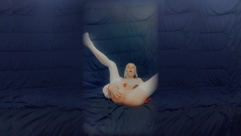 CarmenMelatonin: Jogo asiático de sutiã e minissaia