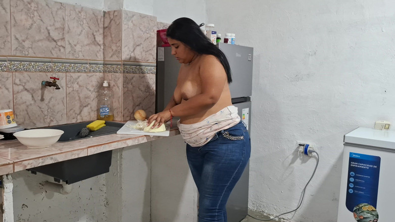 SugarPose: BBW Latina Pandora Strips and Shows off an Outfit