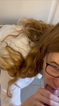 Schlampe Im Büro Abgegriffen Und Zu Blowjob Überredet! Volle Ladung Auf Die Büro Schlampe!