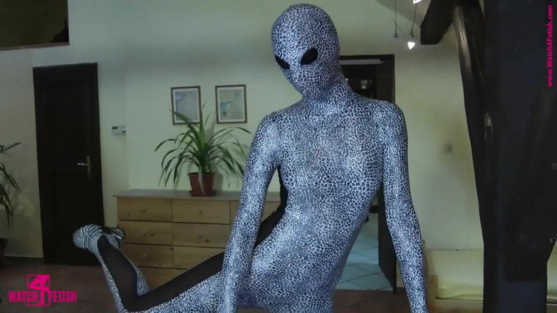 ZentaiDolls: Super strip-tease dans une combinaison zentai
