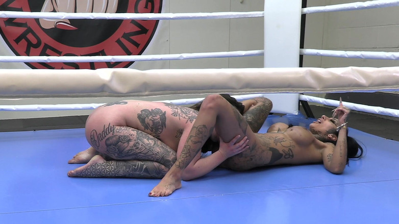 Red Sign Wrestling: Tasha Zoe ve o patron lass