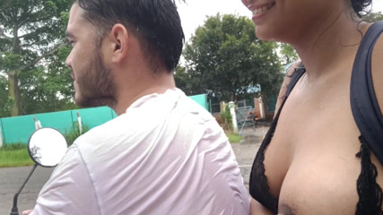 EMY_AND_JONH: Menunjukkan tetek saya di jalan raya dan memberikan blowjob kepada...