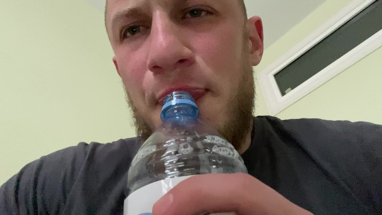 Hunky time: Alpha umple o sticla cu saliva lui ()