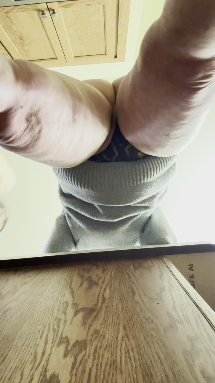 Alpha stud 4 u: Lihat Sudut pandangan kamera di kelangkangnya dengan pakaian