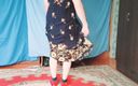 Kitty_Cross: Blond milf i flowerfull klänning het byte crossdresser kitty modell...