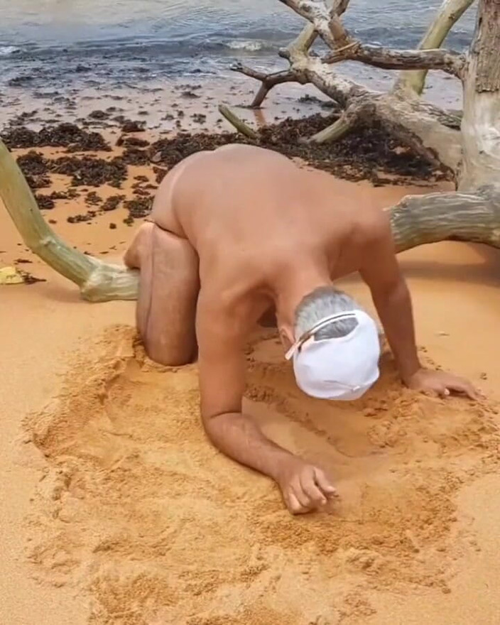 Ladysilvas: Ladysilva enlève sa culotte sur la plage et exhibe son...