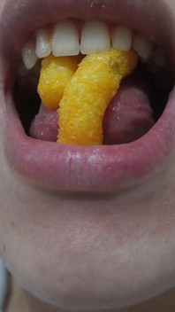 Aku makan keju chip.