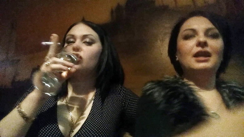 Goddess Misha Goldy: Mluvení a kouření vodní děvky a cigaret v klubu