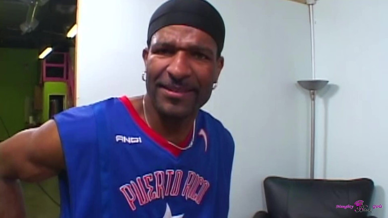 Naughty Black Girls: Questa rossa è venuta per un pompino ma è stata totalmente distrutta...