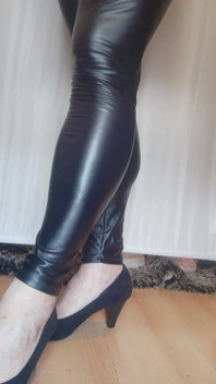 Schwarze Kunstleder-leggings und High Heels