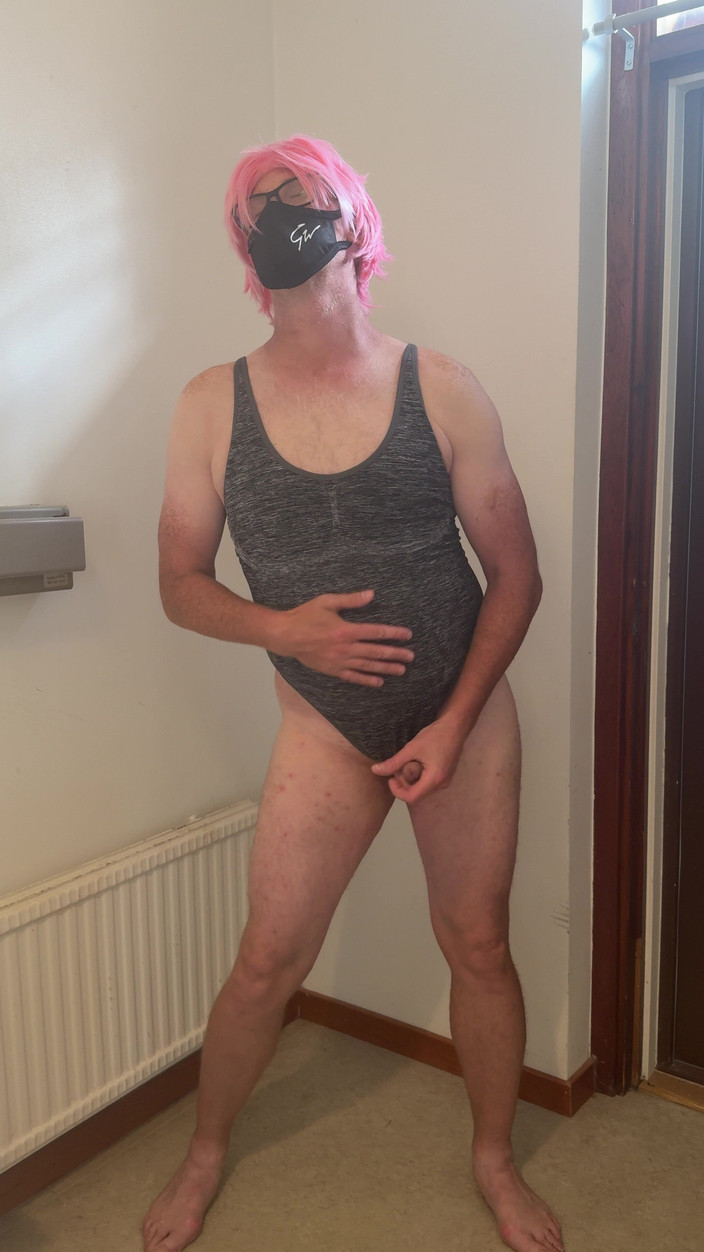 Julia Trans: 핑크 머리의 창녀가 자위하고 사정하고 젖어