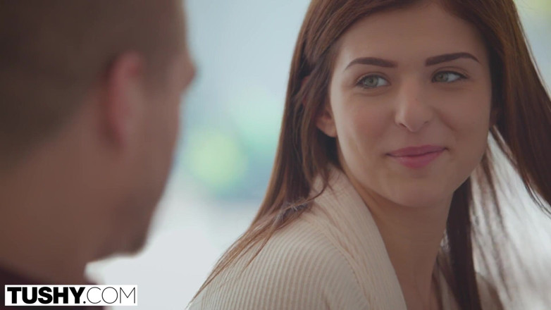 Tushy: Anal pertama untuk adik tiri Leah Gotti