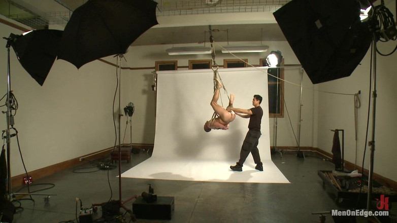 Men on Edge: Người mẫu vóc dáng nóng bỏng tò mò về việc...