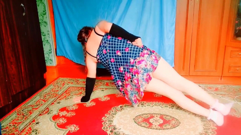 Kitty_Cross: Nádherná Shemale Pózuje s kyonticí růžových růže