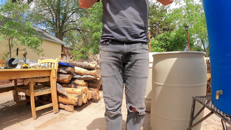 Lapetus: Dzień pracy podwórkowej = dżinsy nasączone sikanie